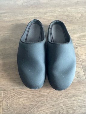 Men 9.5 or women’s 12 Lululemon black clogs